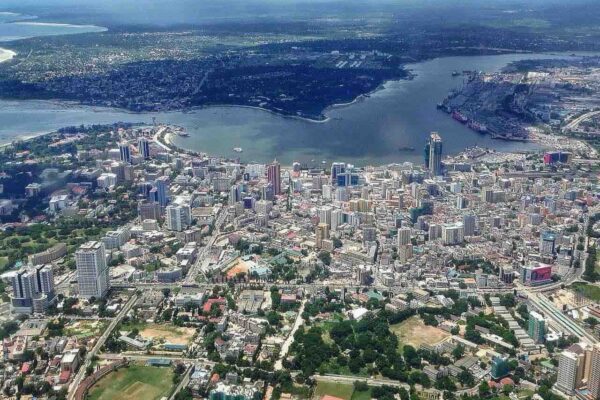 Vanuit de lucht een overzicht van de stad Dar es Salaam