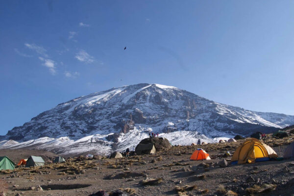 kleine tentjes bij barafu camp op de kilimanjaro met de besneeuwde top op de achtergrond tanzania