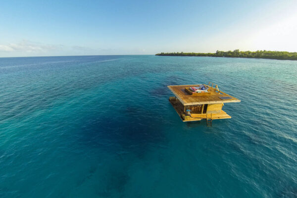 Indische oceaan bij pemba met een vierkante onderwater kamer van een lodge speciaal voor 2 personen ideaal voor een huwelijksreis in tanzania