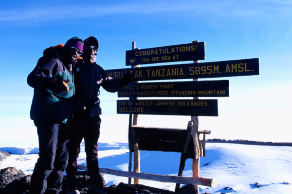 twee mensen met dikke kleren op de Kilimanjaro bij de Uhuru peak op 5895 meter hoogte