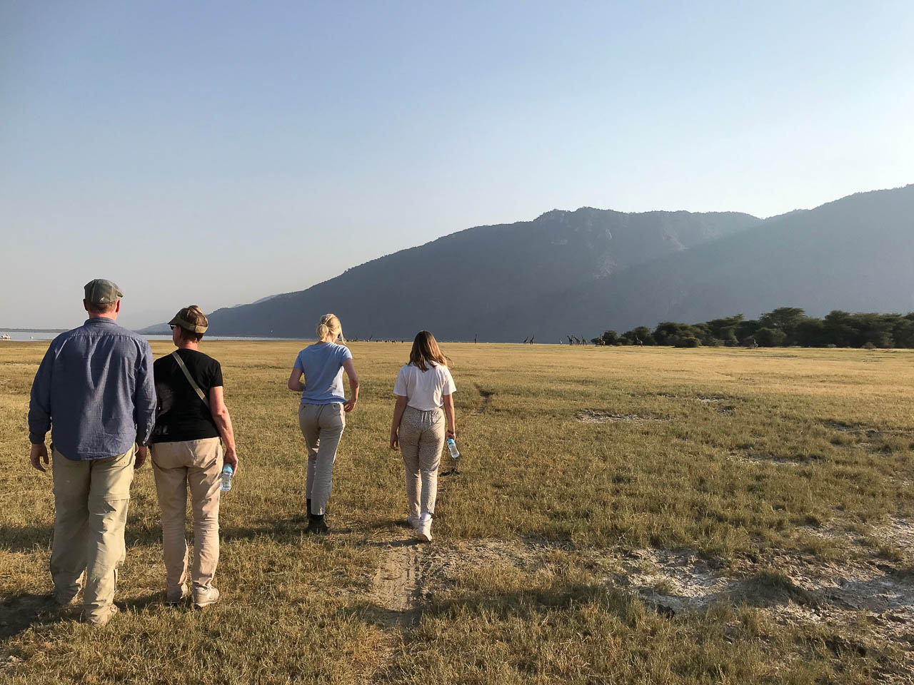 Wandelsafari Tanzania. Vier mensen die een wandelsafari doen bij Lake Manyara national park tanzania