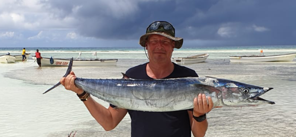 close up van man met grote vis in zijn handen op zanzibar activiteit