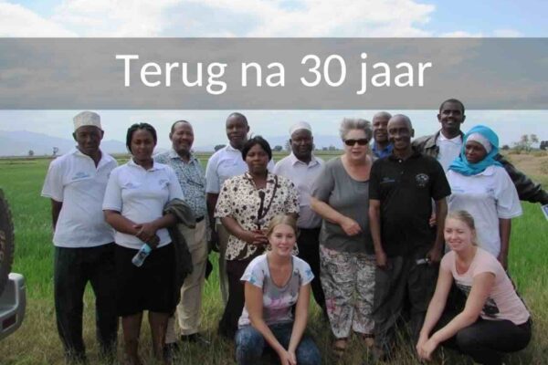 30 daagse safari en cultuur rondreis door Tanzania. De ouders hebben hier 30 jaar geleden gewerkt en willen het land en de plaatsen graag laten zien aan hun kinderen. Tijdens hun rondreis komen ze bekenden van vroeger tegen en maken een groepsfoto waar de ouders en kinderen en de medewerkers op staan.