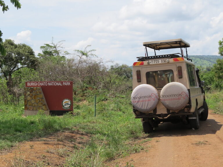 safari auto van Droomreis Tanzania bij de parkentree van Burigi-Chato