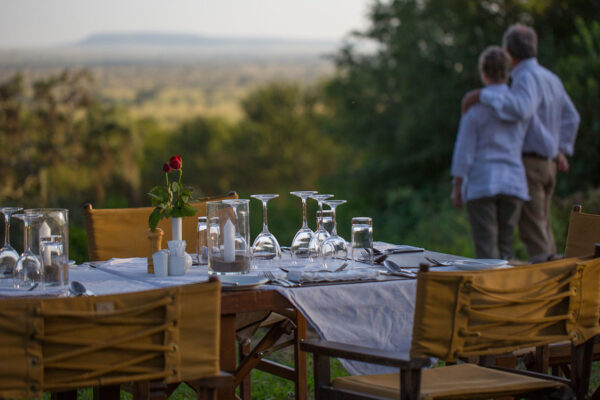 mooi gedekte tafel in de serengeti voor een bush lunch