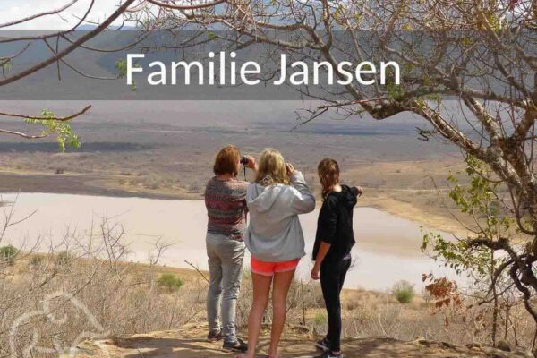 Safari rondreis 18 dagen familie Jansen. Door het noorden van Tanzania en aan het einde een strandverblijf bij Saadani National Park. Tijdens de rondreis staan drie familieleden op een berg met een verrekijker over het landschap van Mkomazi National Park te kijken of ze wild kunnen spotten