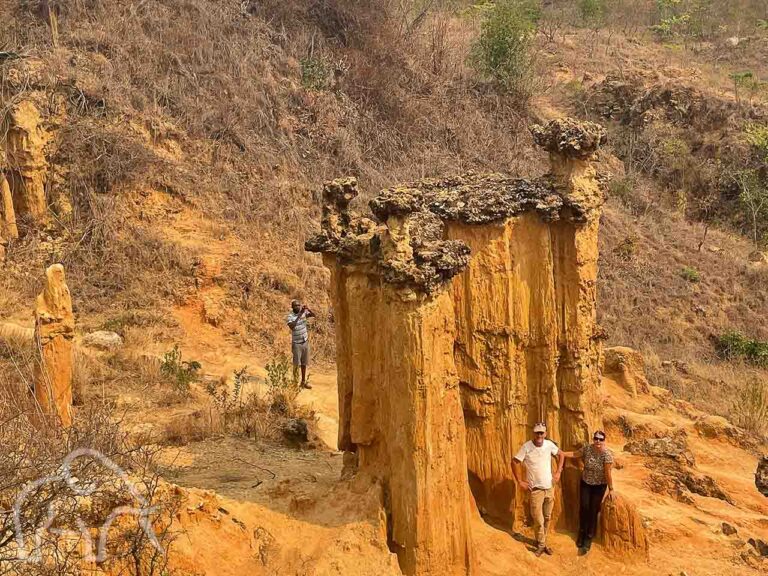 vanuit een hoogte kijk je uit een hoge pilaar met mensen er voor