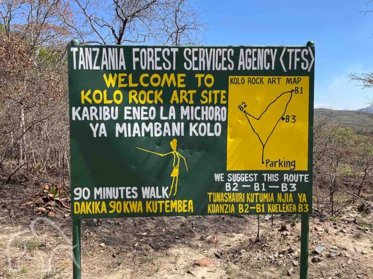 bordje met de aanduiding van de verschillende plekken waar de rotstekening van de kolo rock art site te vinden zijn