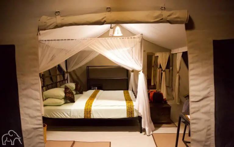 mooi opgemaakt bed met witte lakens in een tented camp bij tortilles tarangire tanzania