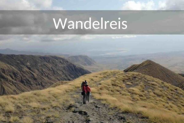 16 daagse rondreis door Tanzania. Met nadruk op wandelen en wandelsafari's in de nationale parken. 4 mensen lopen over een bergkam in de buurt bij Lake Natron