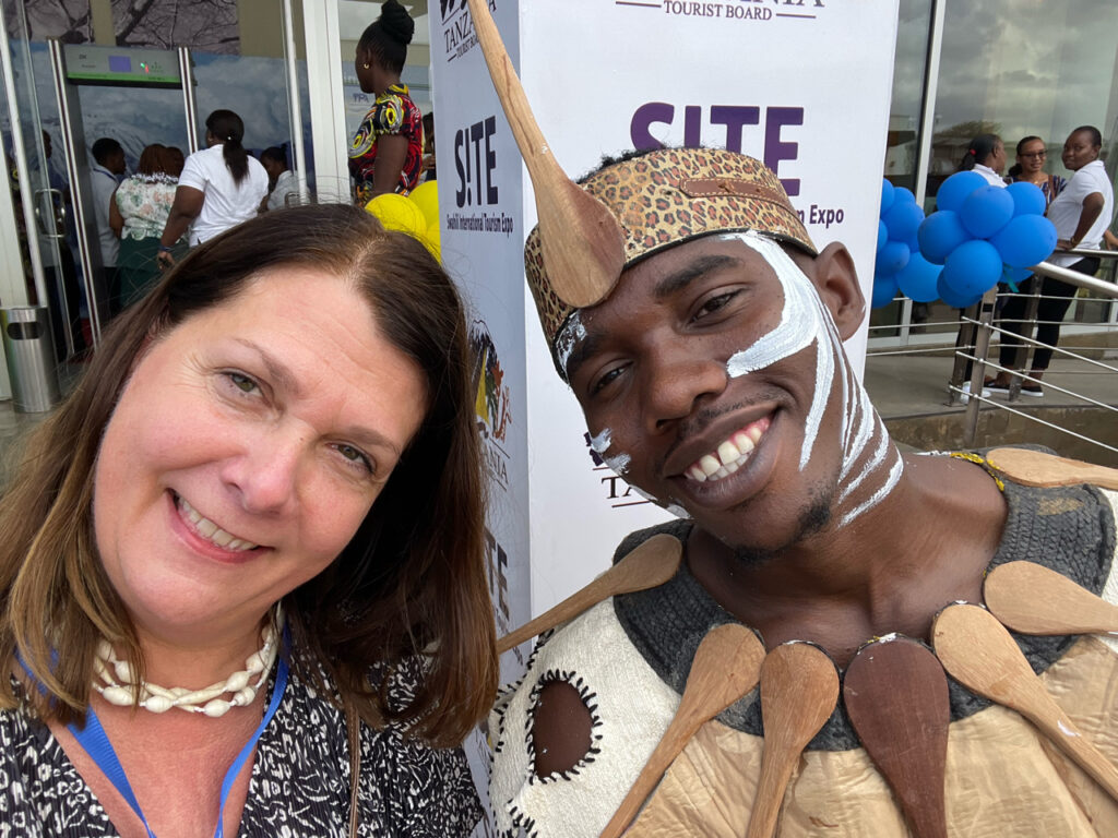 Masai warrior met wit beschilderd gezicht met bezoeker van de Site expo beurs in Dar es Salaam