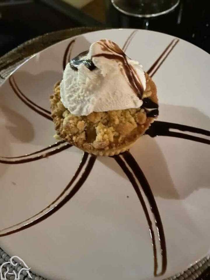 Accommodatie Tanzania. Heerlijk appeltaart toetje met slagroom