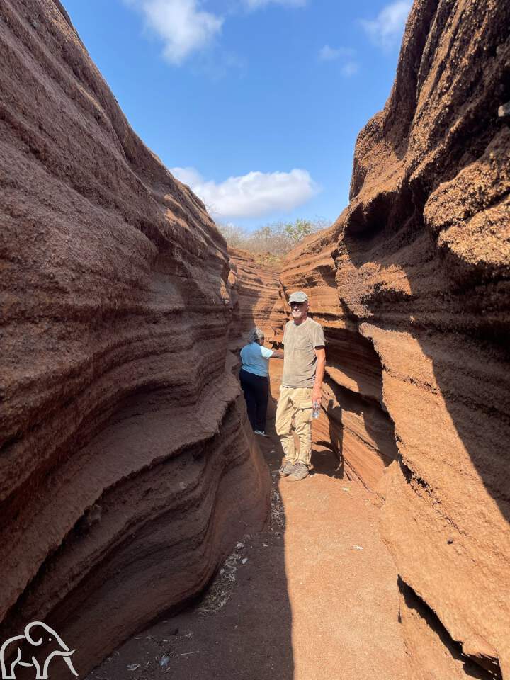 2 mensen in een uitgesleten terra-kleurige rivierbedding bij Lake Chala in Tanzania tijdens een wandeling van een inspectiereis van Droomreis Tanzania.