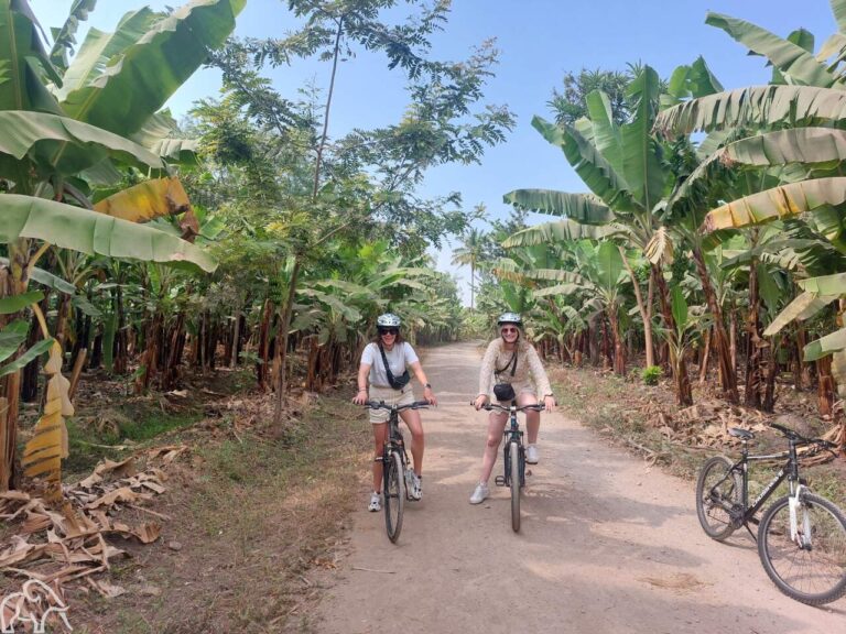 reizigers van droomreis tanzania op de mountainbike tussen de bananen plantages