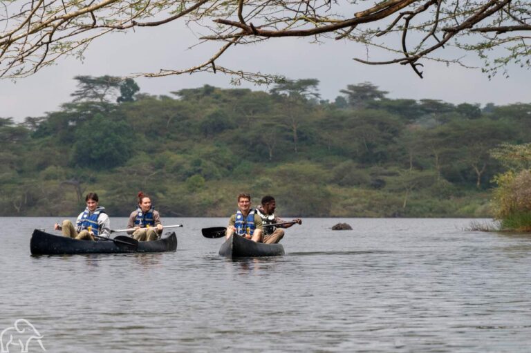 twee kano's met reizigers op lake Duluti