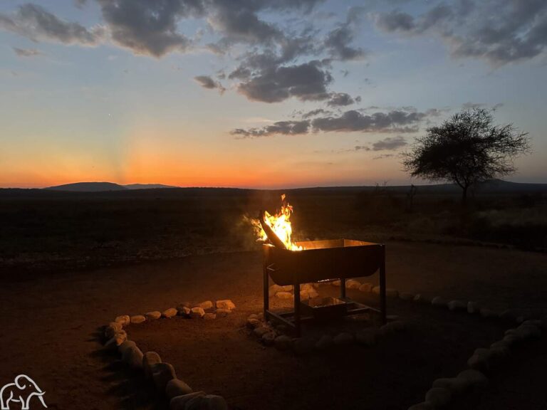 Kampvuur bij een ondergaande zon