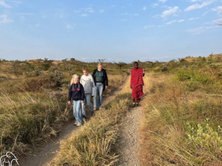 Kinderen en moeder wandeling met de Masai