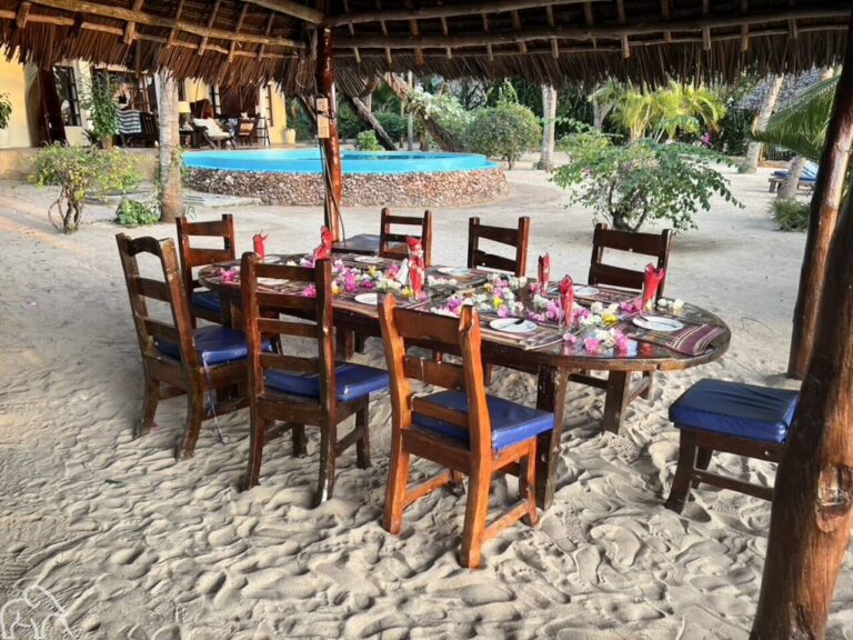gedekte tafel op het strand bij Milele Villa Zanzibar