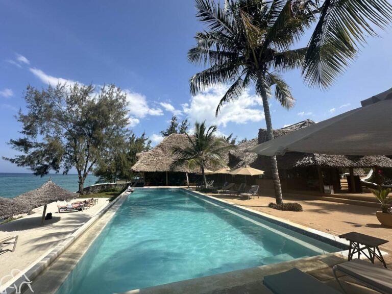 Zwembad van Sunshine Marine lodge Zanzibar