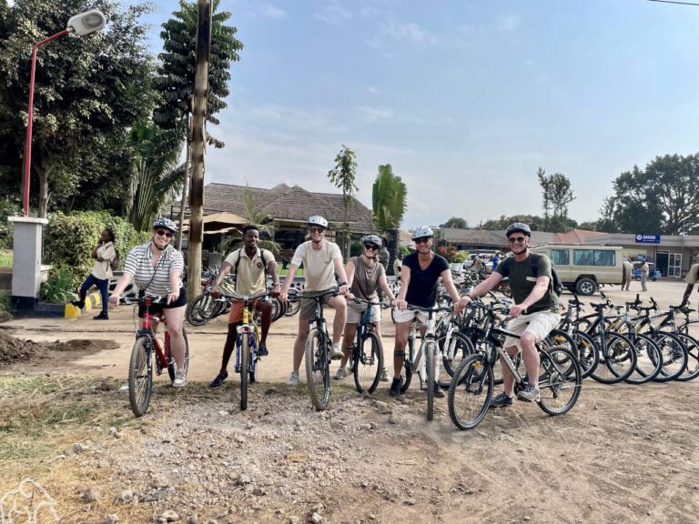 gasten van droomreis Tanzania op hun mountainbike