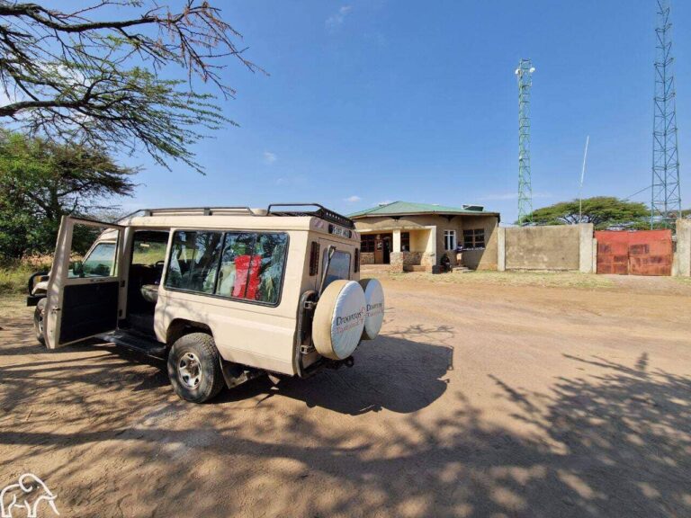 auto van droomreis Tanzania tijdens een stop