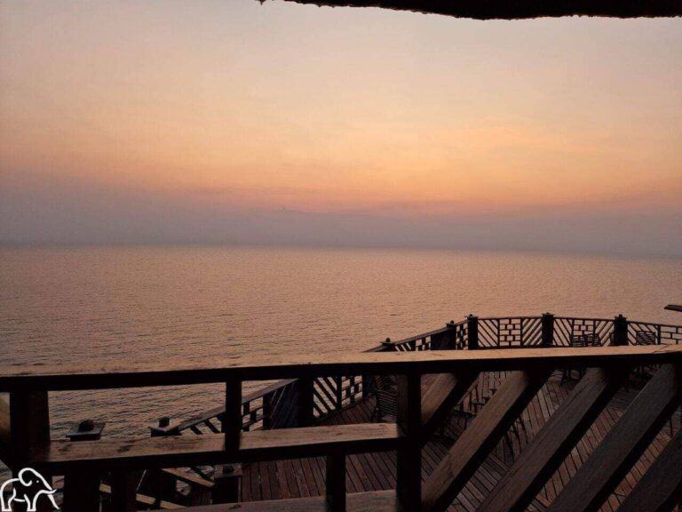 uitzicht over Lake Tanganyika vanf een mooi terras