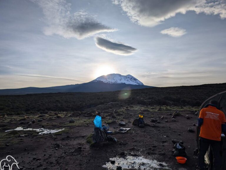 Vanaf het Barafu Camp kijken naar de wiite top van de Kilimanjaro