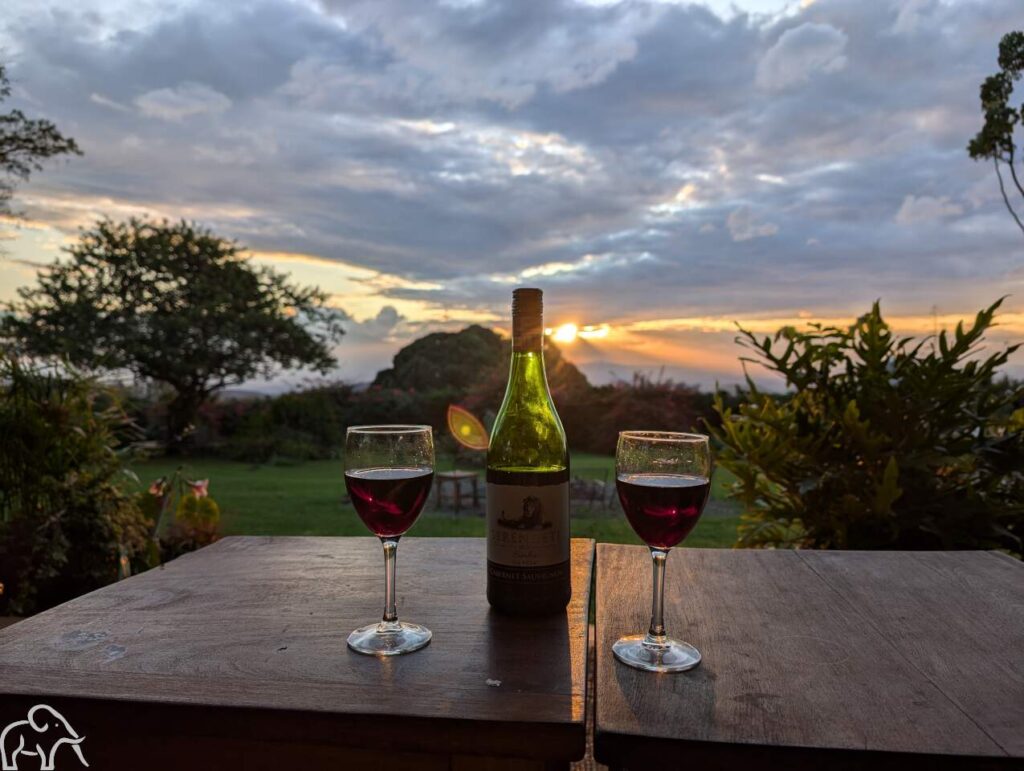 zonsondergang met een wijnfles en twee wijntjes