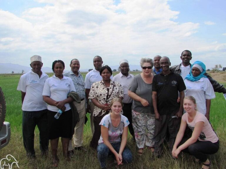 Moeder met dochter en groep Tanzanianen tijdens een terug naar Tanzania reis