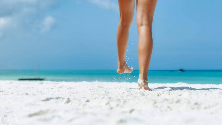 Twee voeten in het parelwitte zand van Pemba eiland