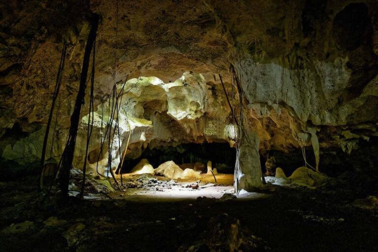 Grot uitgesleten door water op Zanzibar