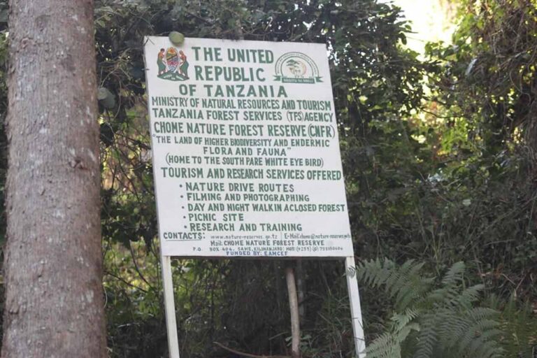 Informatiebord over het Chome forest in Tanzania