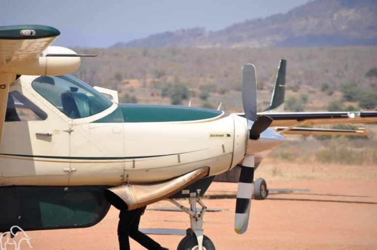 Voorkant van een vliegtuigjes met propeller op de airstrip van Ruaha