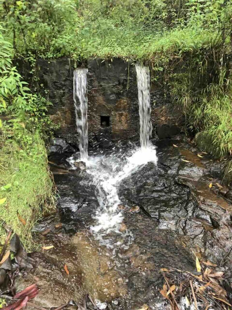2 stoompjes van water die in een grotere stroom terecht komen