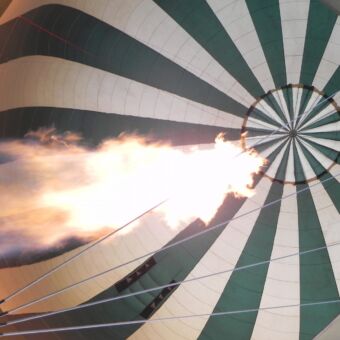 kijk in de de ballon met een grote vlam om de lucht te verwarmen