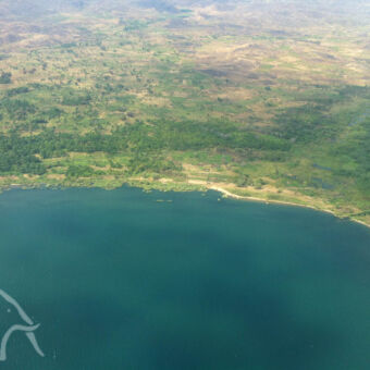 helicopterview Lake Tanganyika vanuit de luchteen stukje van Lake Tanganyika en het groene land daarachter