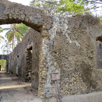 Chole Mjini gevangenis vervallen oude gevangenis met stenen grijze muren zonder dak op mafia eiland tanzania