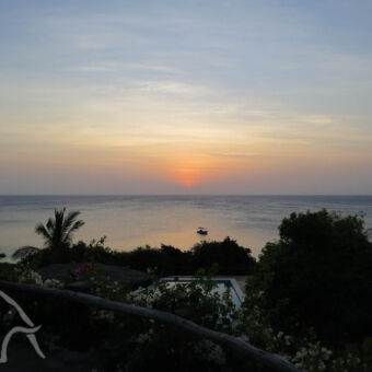 zonsondergang zonsondergang op de indische oceaan vanuit een lodge genomen