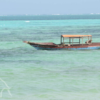 visser vissersboot met visser op de azuurblauwe zee