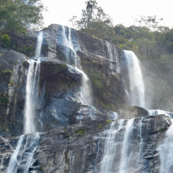waterval meer deze watervallen over stijle rotsen bij Udzungwa Sanje
