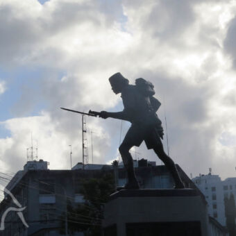Askari monument een standbeeld op sokkel van Askari met een geweer in zijn hand en rugzak op zijn rug een monument