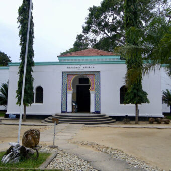 national museum buitenkant het national museum dar-es-salaam met witte muren blauwe rand en een decoratieve ingang