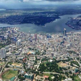 Dar-es-Salaam-city Vanuit de lucht een overzicht van de stad Dar es Salaam