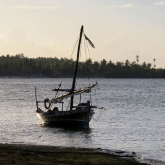 dhow Dhow typisch traditioneel houten schip met masten zeilen naar beneden liggend in de schemering op de Indische oceaan bij Mafia dhow