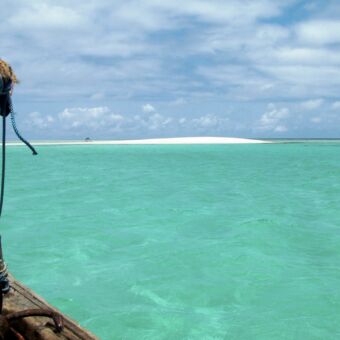 Manga reef klein stukje van de oude boot is nog zichtbaar waar we uitkijken op een azuurblauwe zee en het Mafia manga reef in T
