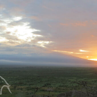 zonsopkomst vanaf een hoger punt een zonsopkomst bij de Kilimanjaro