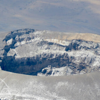vulkaan Ol doinyo lengai uitzicht vanuit het vliegtuig in de vulkaan van ol-doinyo-lengai Tanzania onde grijsachtige vorm en binnenkant lichter grijs