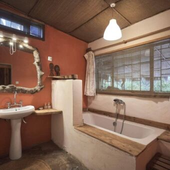 Badkamer bij het Hillside retreat Tanzania