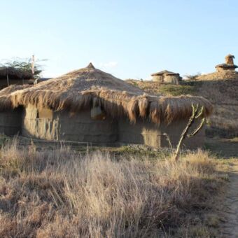 Buitenkant van de traditioneel gebouwde kamer met leem en stro
