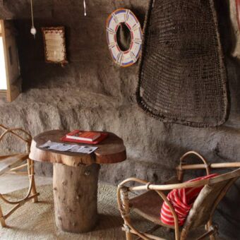 Detail van het zitgedeelte van de kamer bij Africa Amini